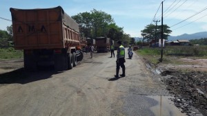 Pengalihan arus lalu lintas truk. Foto: @SatLantasPdg