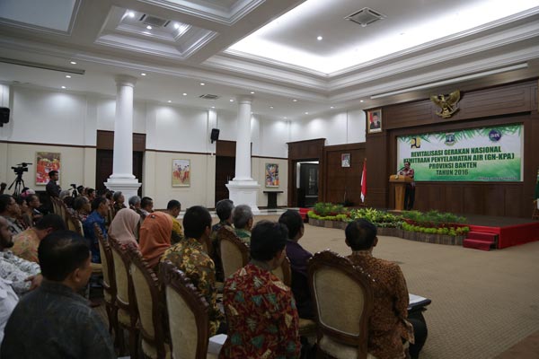 Gubernur Rano Karno memberikan arahan kepada peserta rapat dari perwakilan kabupaten/kota.