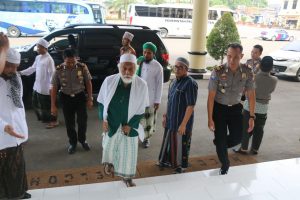 KH. Muhtadi Dimyati tiba di Polda Banten sebelum berangkat menuju istana negara. (Sumber foto: Humas Polda Banten)