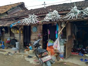 Rumah kontrakan pembuat terompet.