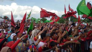 Ribuan simpatisan dan kader dari partai pendukung meramaikan kampanye terbuka Calon Gubernur dan Wakil Gubernur Banten Rano Karno dan Embay Mulya Syarif di Lapangan Boru, Kecamatan Curug, Kota Serang, Minggu (8/1).