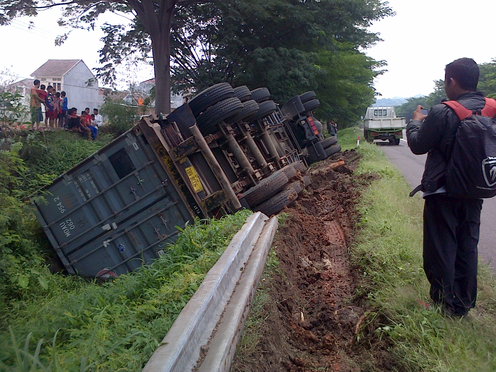 Truk Bawa Jagung Terbalik di Tol