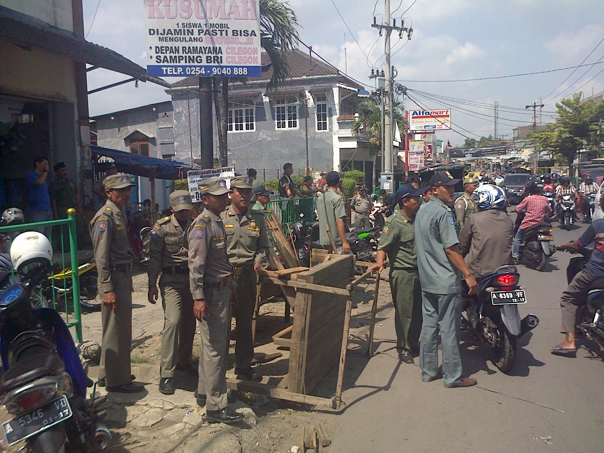 Pedagang di Pagebangan Kembali Ditertibkan
