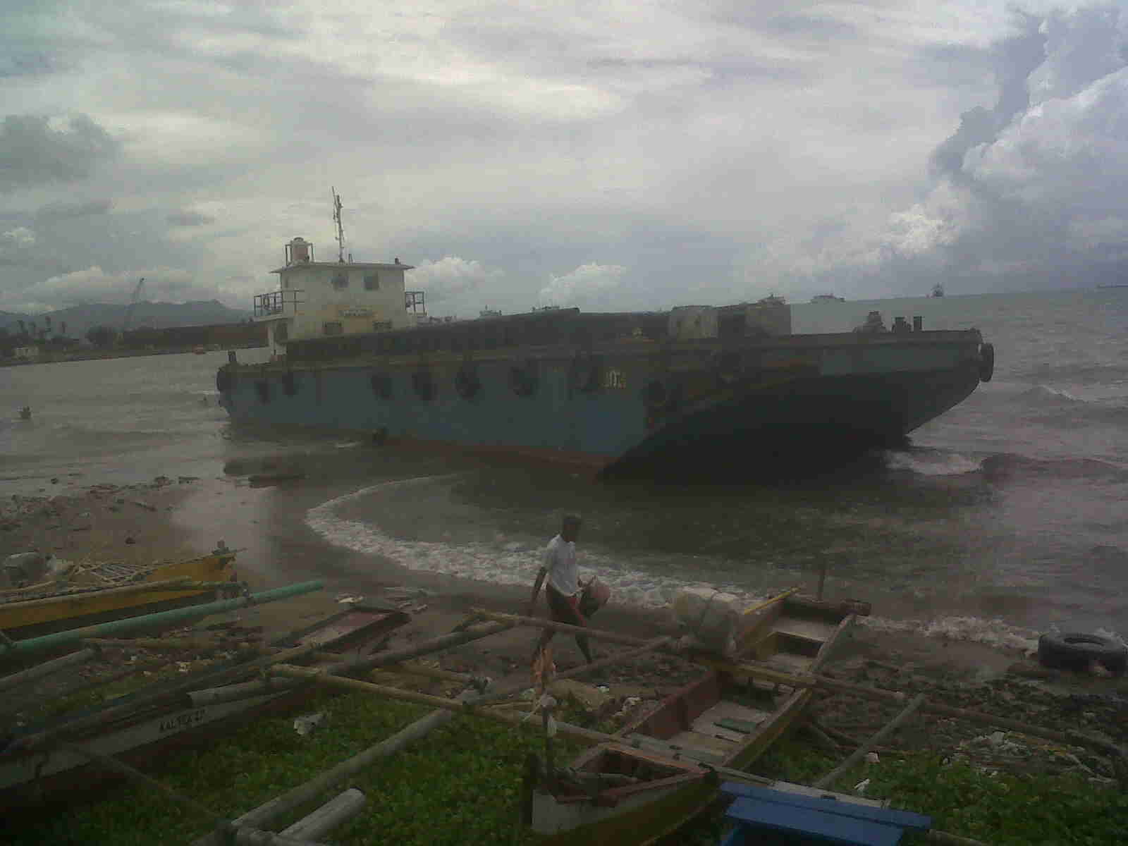 Dua Kapal Tongkang yang Terdampar Dievakuasi