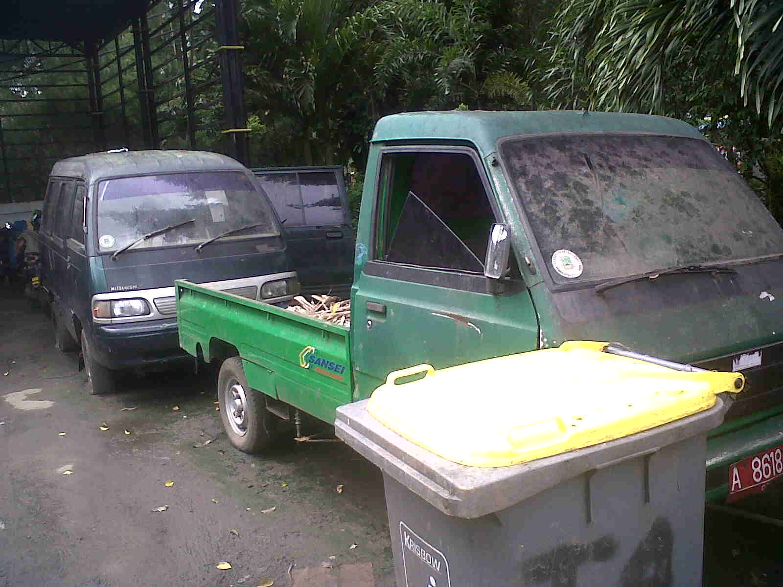 Dua Mobil Dinas Pemkot Cilegon Dibiarkan Rusak