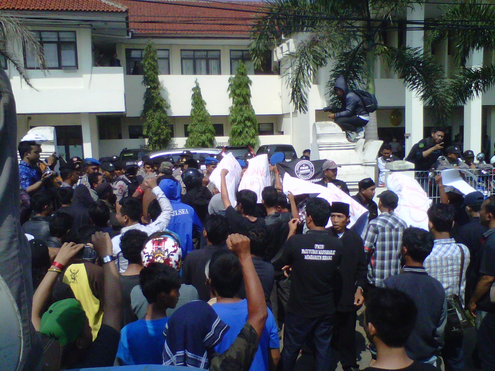Massa Geruduk PN Serang Protes Pengalihan Tahanan Kota Terdakwa Penganiayaan