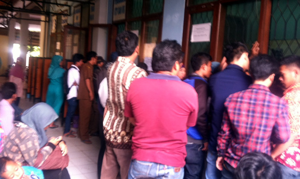 Duh! Petugas Disdukcapil Diprotes Warga karena ‘Kebanyakan’ Istirahat