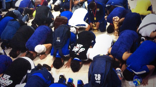 Salat Magrib Sebelum Laga, Sujud Syukur Usai Terima Piala