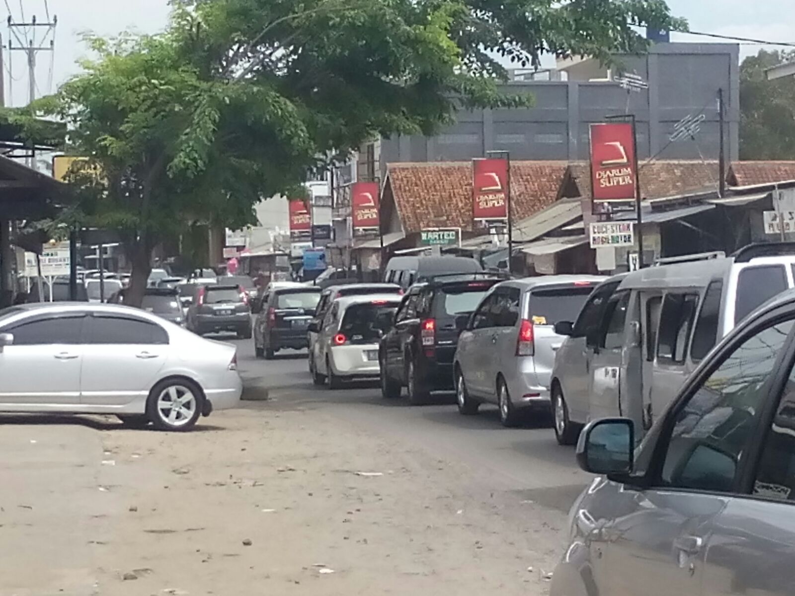 Jalur Wisata Anyer Padat, Polisi Berlakukan Buka Tutup Jalur