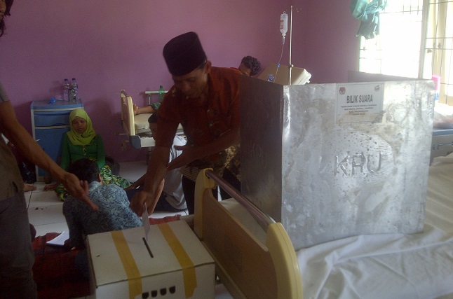 KPU Pandeglang Fasilitasi Warga Sakit untuk Memilih