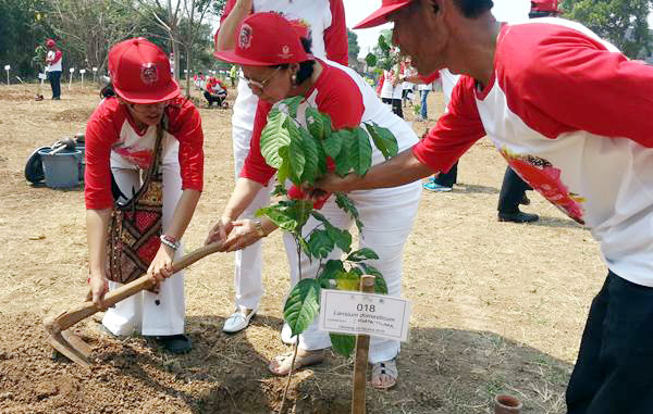 Martha Tilaar (tengah), founder Martha Tilaar Group, melakukan penanaman pohon di Kampoeng Djamoe Organik