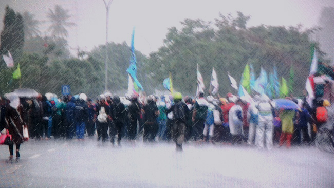 Meski Kawasan Pusat Pemerintahan Provinsi Banten (KP3B) diguyur hujan deras, buruh tetap aksi