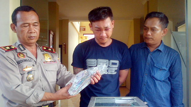 Pelaku sesaat setelah diserahkan warga