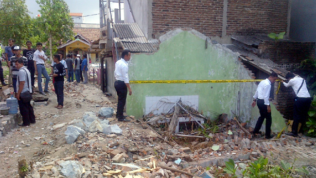 Polisi mengamankan area lokasi penyimpanan mortir dan memasang garis polisi