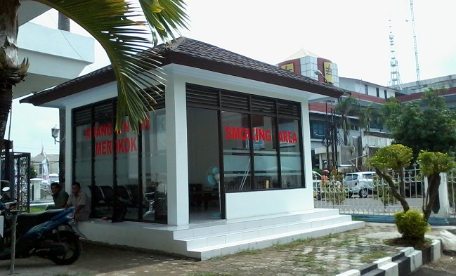 Smoking Room di depan DPRD Kabupaten Serang