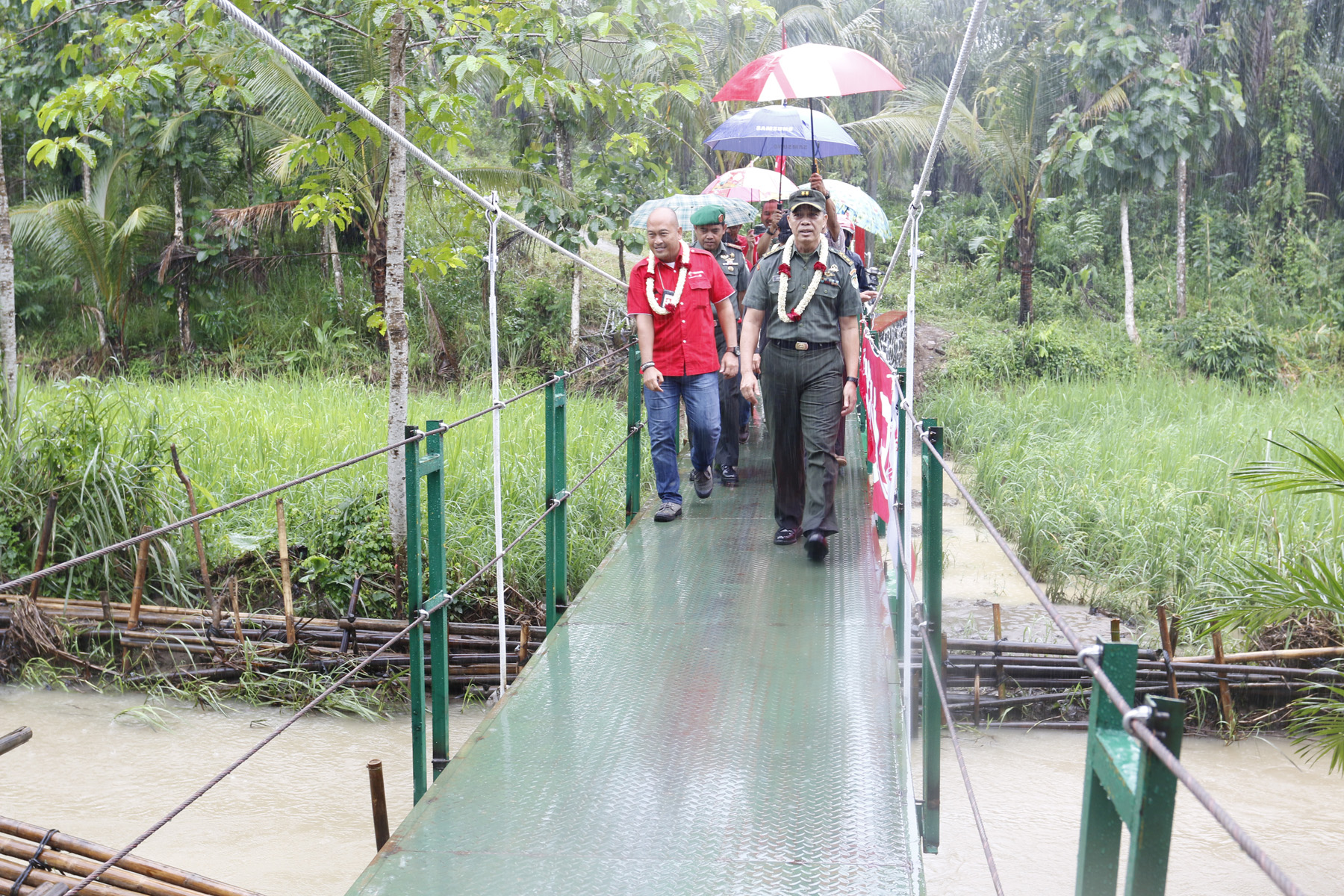 Telkomsel dan Korem Bangun Jembatan Gantung di Cikeusik