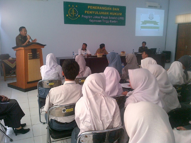 Kasi Penkum Kejati Banten Holil Hadi saat memberikan materi program JMS di SMAN 3 Kota Serang
