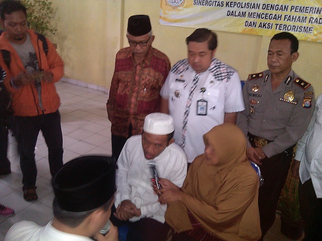 Pasangan suami istri eks Gafatar bertobat di depan petugas