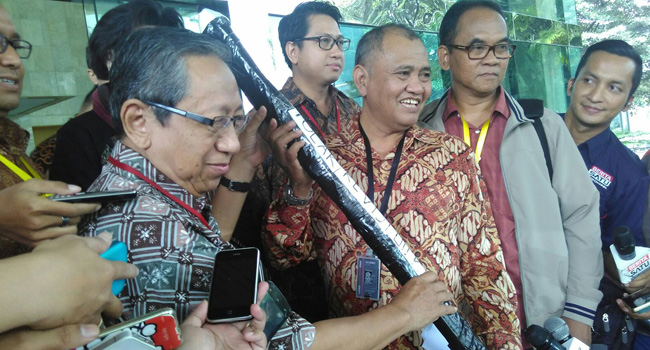 Dukung KPK Tolak Revisi UU, Akademisi Serahkan Pensil Raksasa