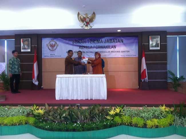 Serah terima jabatan dari Sunarto kepada Yusna Dewi