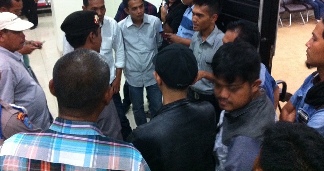 Puluhan pengusaha saat menduduki aula Setda Provinsi Banten tadi malam