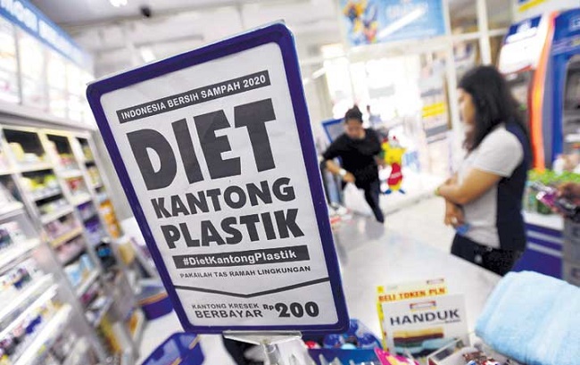 Ilustrasi kantong plastik berbayar