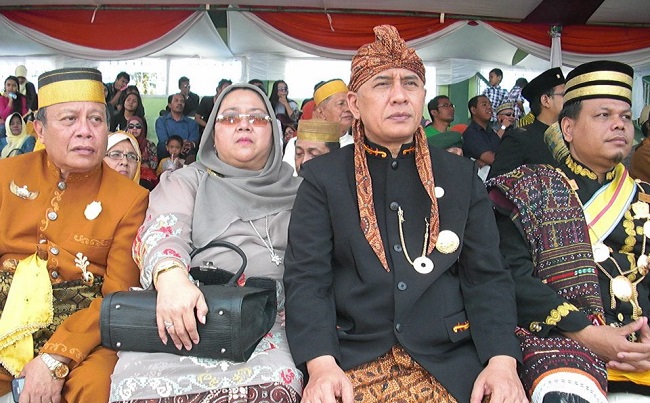 Almarhum bersama istri