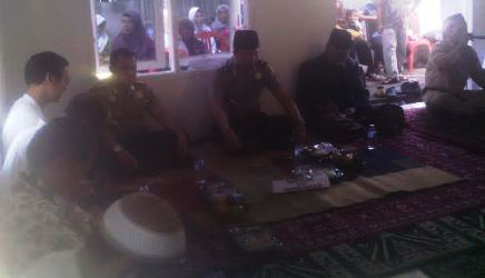 Kapolda Banten bersama warga