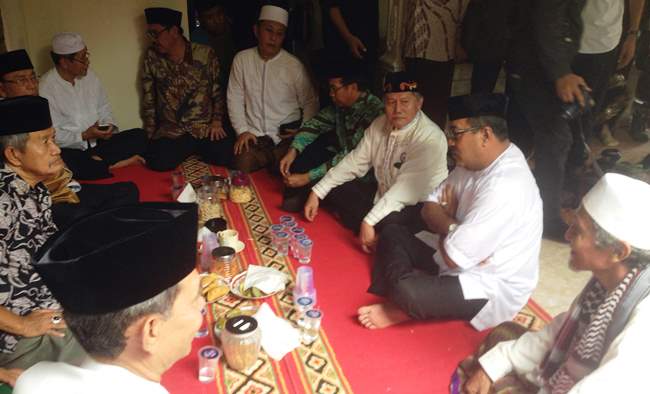 Gubernur Banten Rano Karno bersama sejumlah pejabat pemprov dan pelayat lain