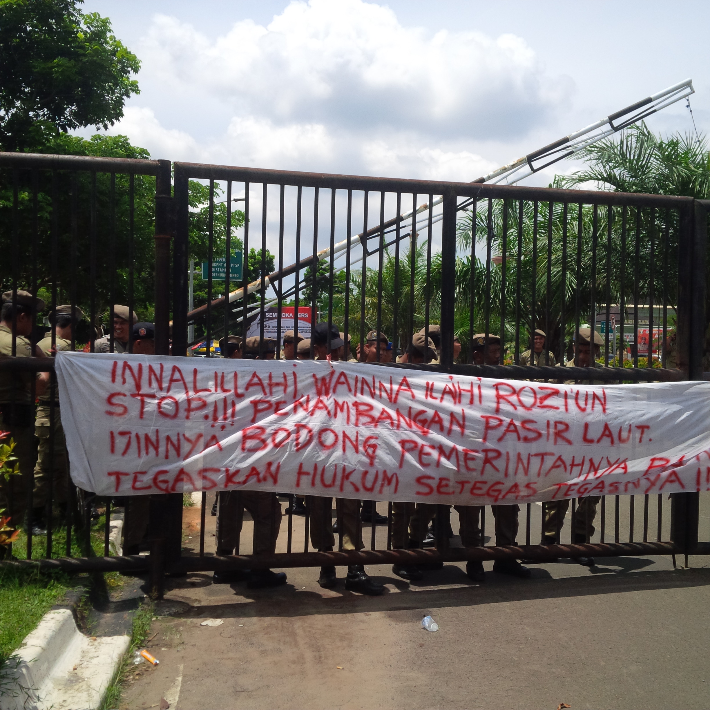 Warga Serang Utara Protes Penambangan Pasir