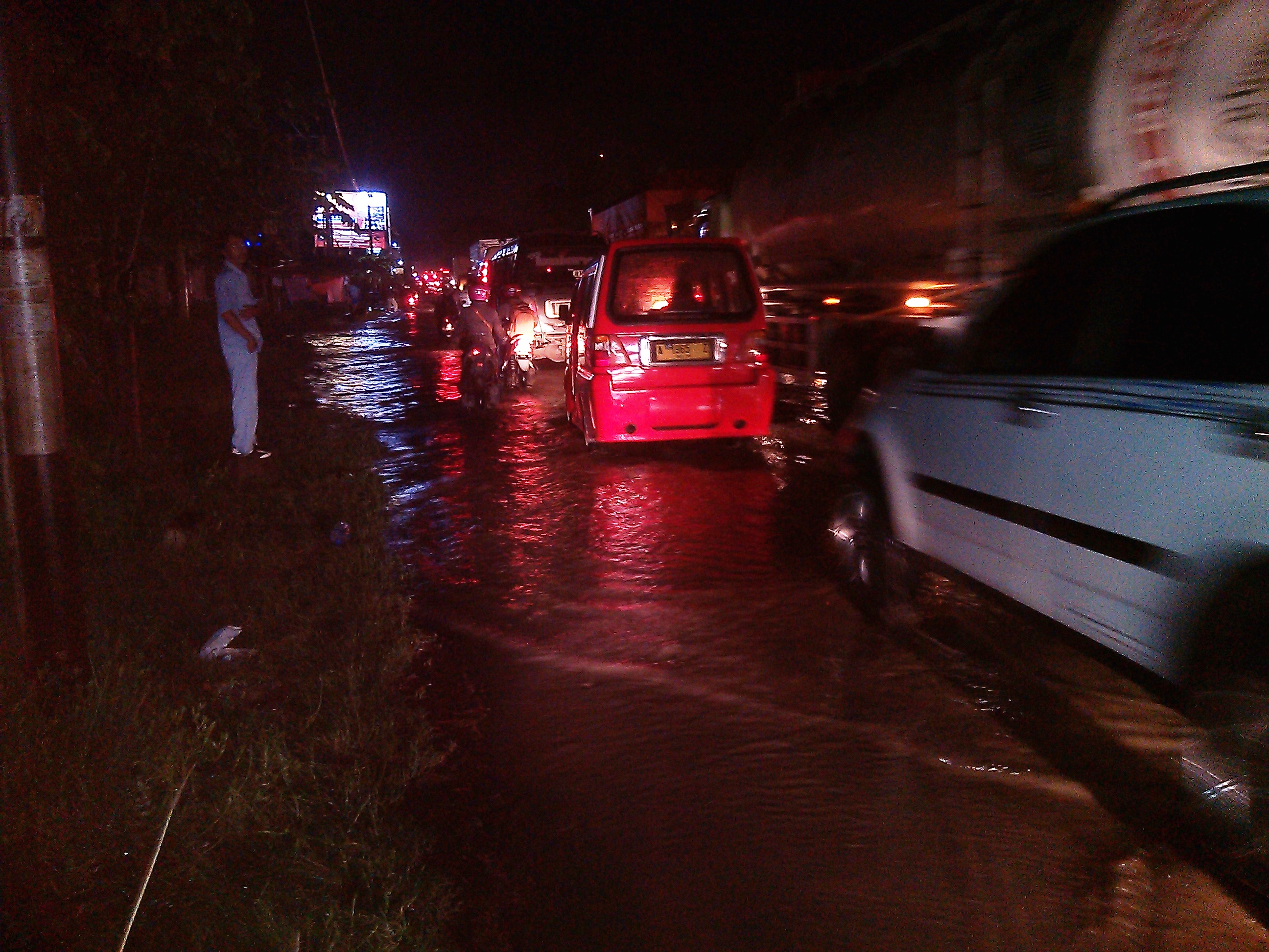 Jalan Tergenang, Kendaraan di Jalur Cilegon-Serang Merayap