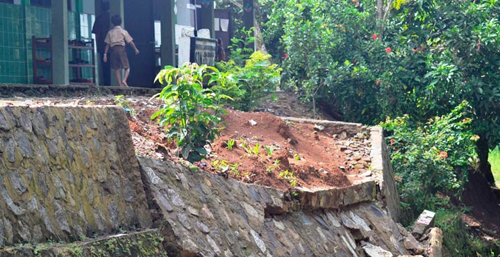 Sekolah Longsor