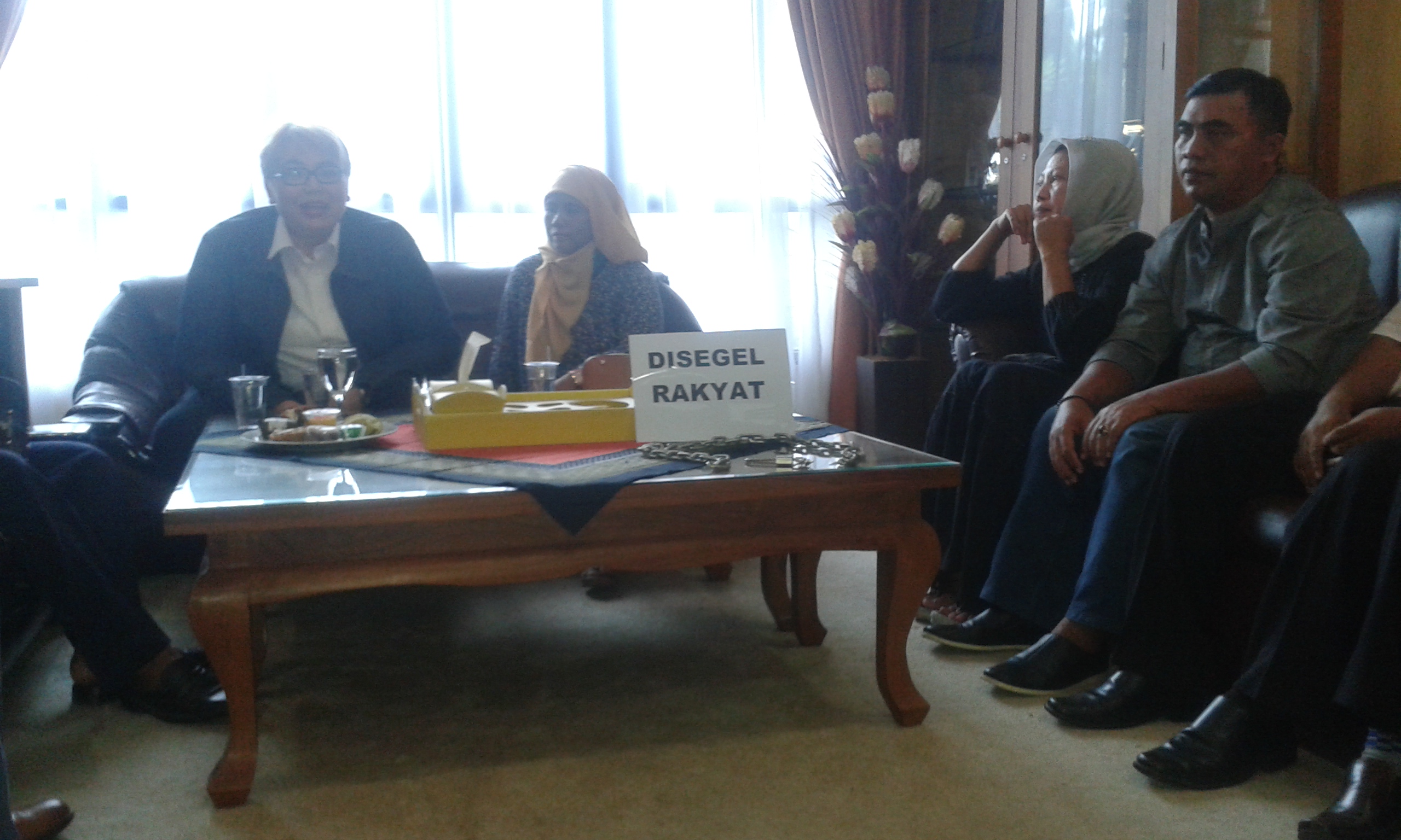 Warga Bawa Rantai dan Gembok ke Ruang Ketua DPRD Cilegon