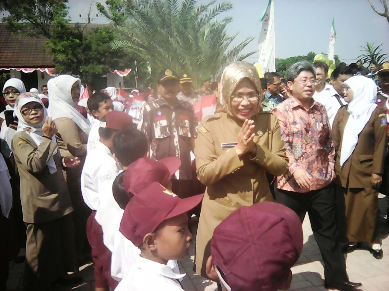 Indah Kiat Renovasi Gedung SD dan Berikan Buku Tulis