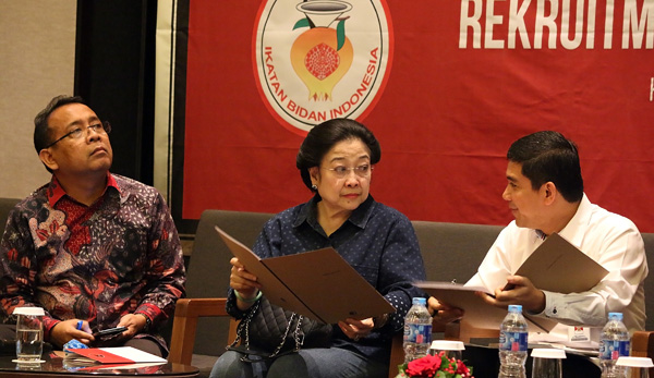 Pemerintah Siap Rekrut CPNS dari Bidan PTT