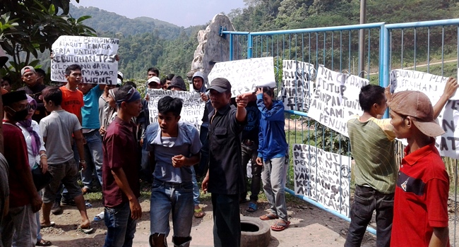 Tidak Direspon, Puluhan Warga Segel Gerbang TPSA Cilowong
