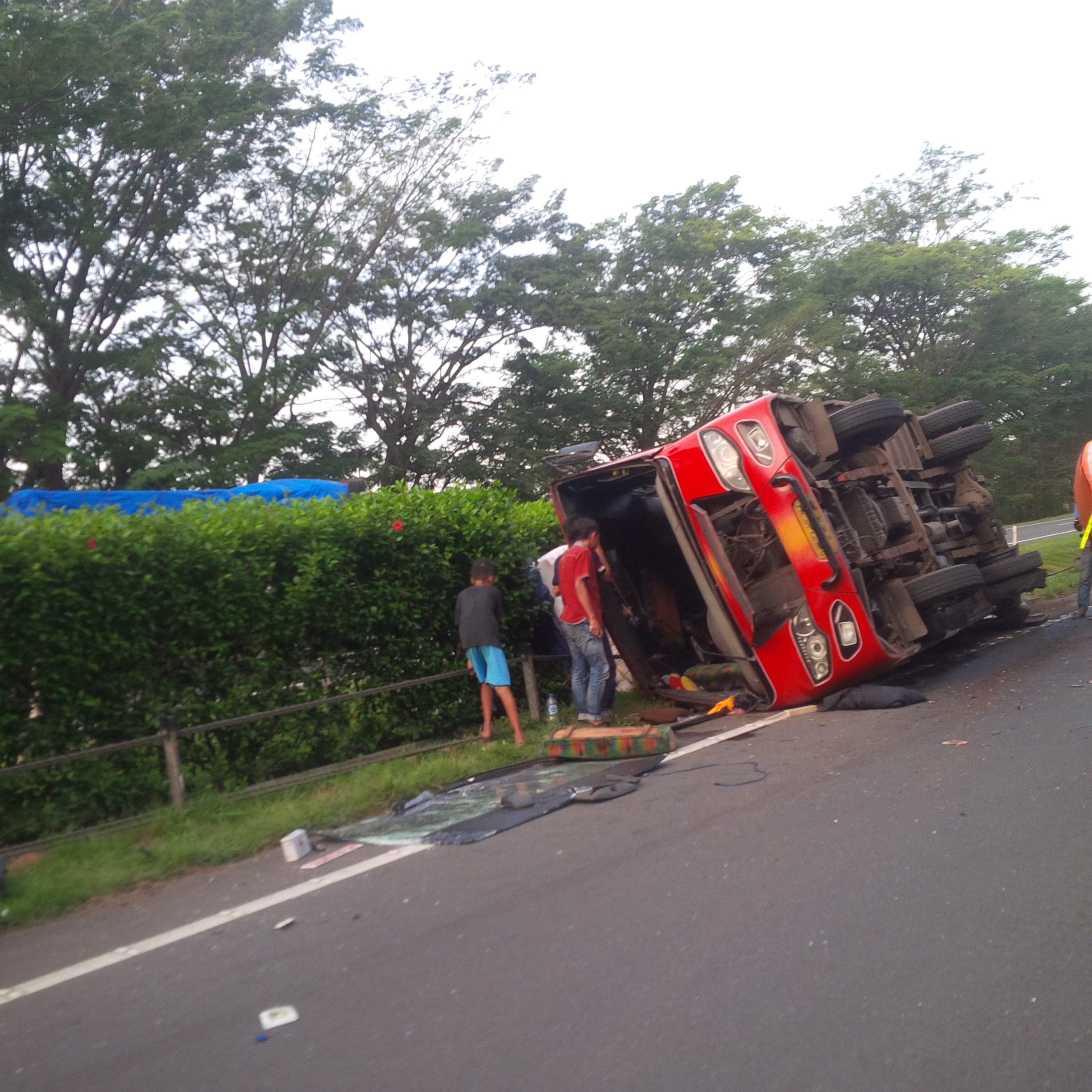 Alami Pecah Ban, Bus Terbalik di Jalan Tol Tangerang-Merak KM 90