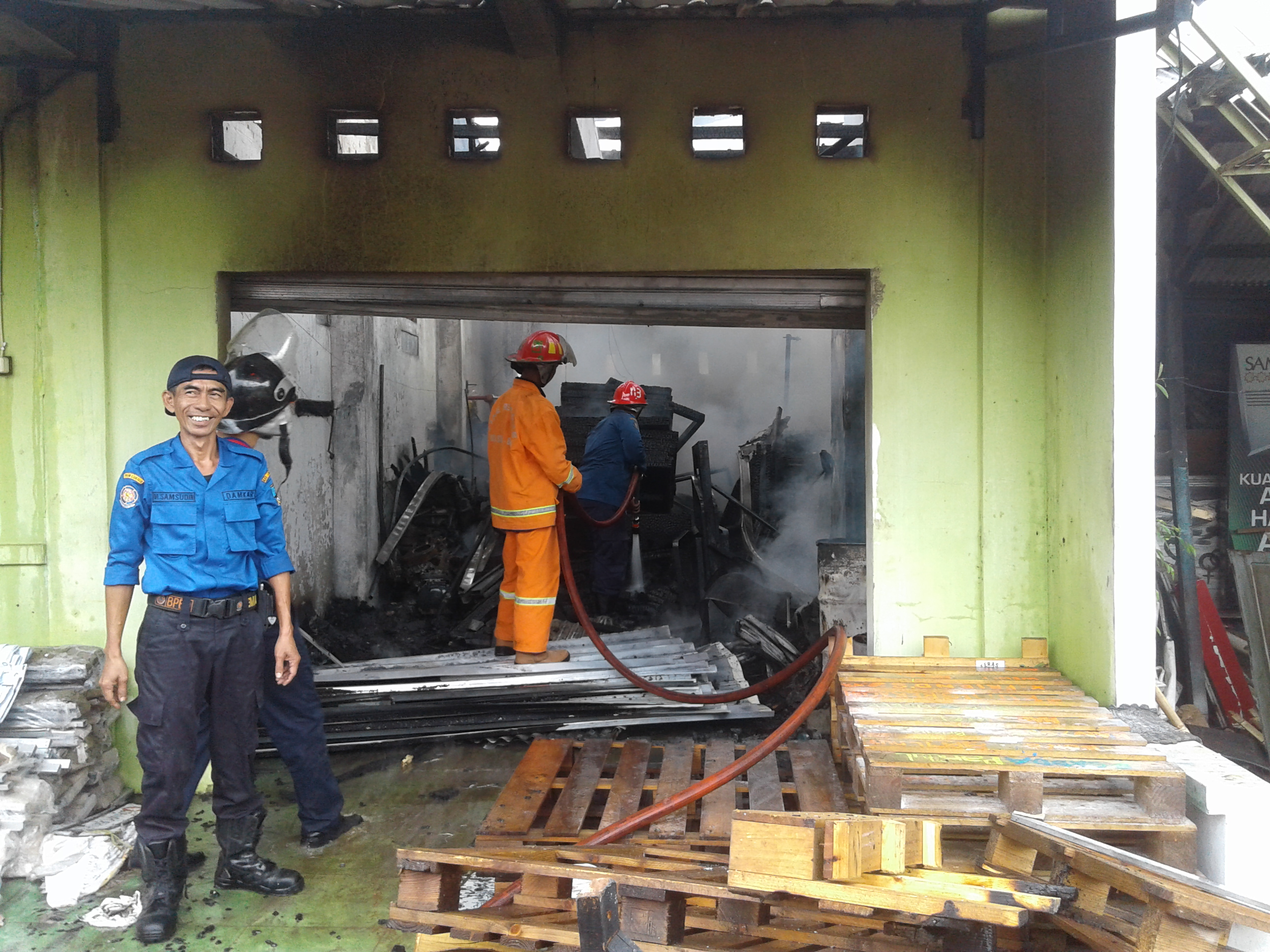 Bengkel Reklame Depan Rumah Walikota Serang Terbakar