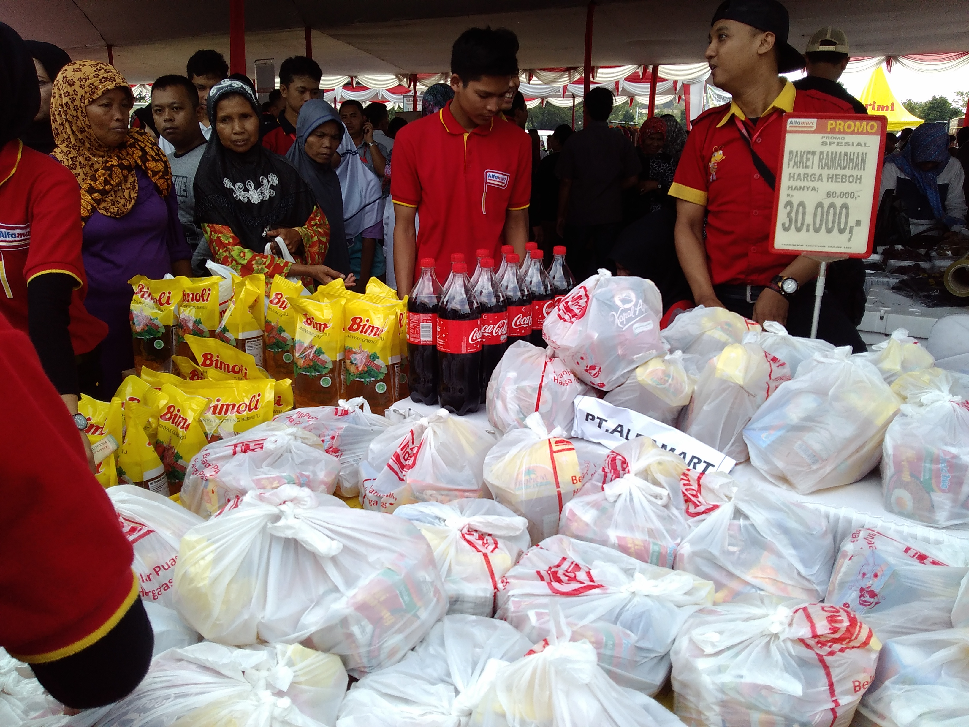 Warga Berebut Paket Sembako Murah