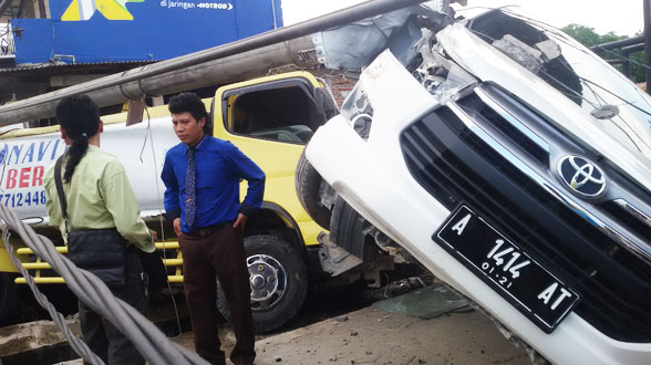 Truk Seruduk