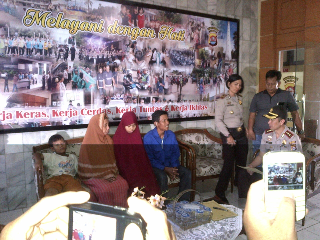 Dengan Berurai Air Mata, Qonita ‘Si Anak Hilang’ Dijemput Orang Tuanya