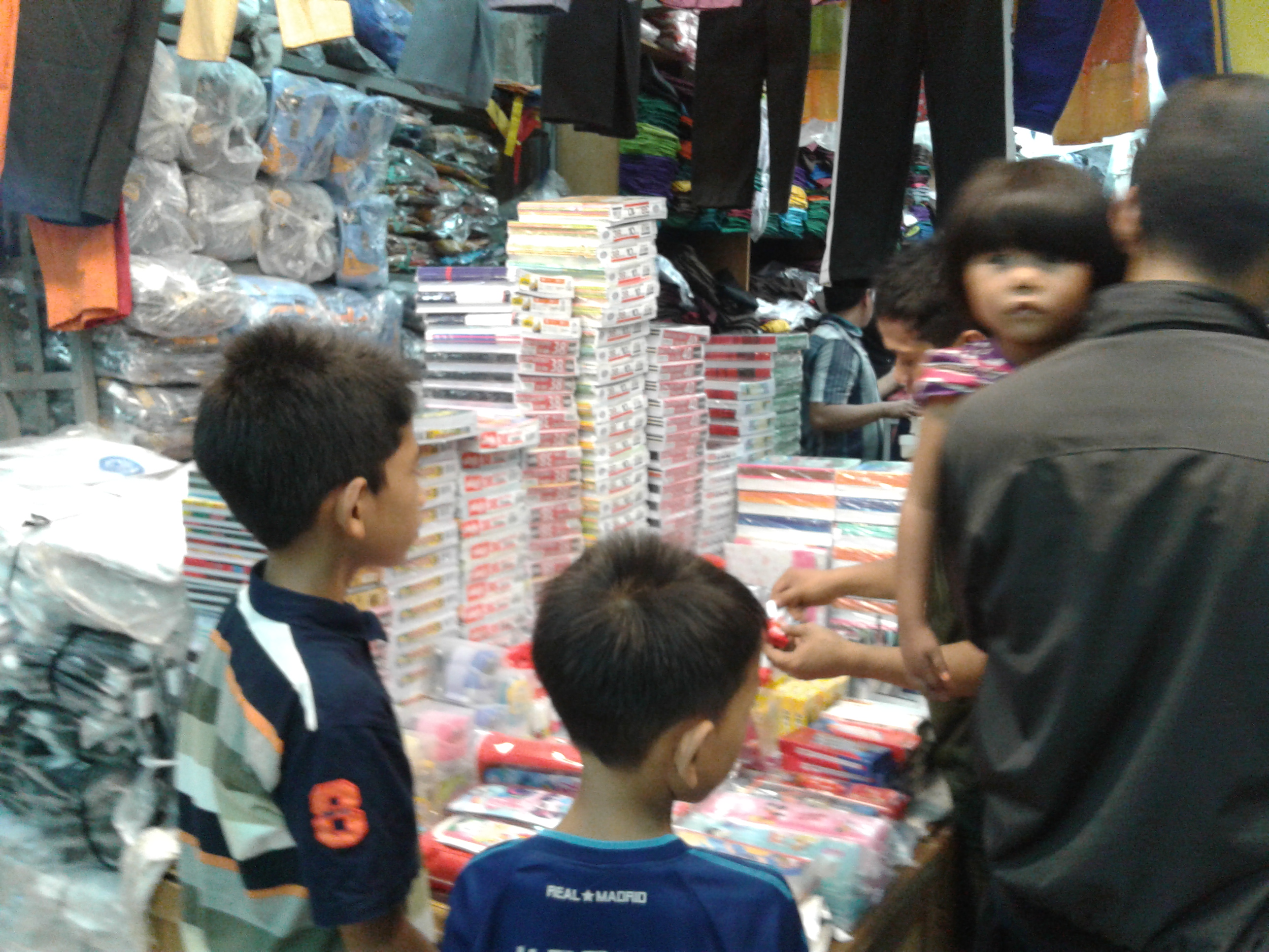 Senin Masuk Sekolah, Warga Mulai Berburu Alat Tulis dan Perlengkapan Sekolah