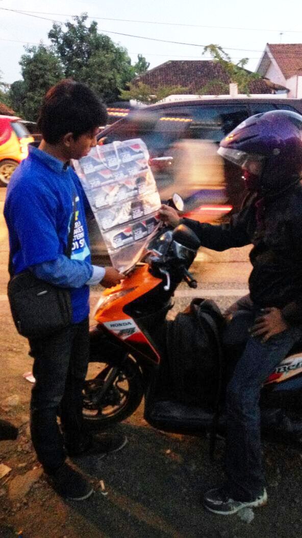 Petugas XL Layani Pelanggan Yang Terjebak Macet di Pantura