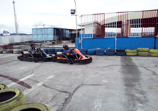 Serunya Bermain Go-kart di Rooftop Ramayana Serang