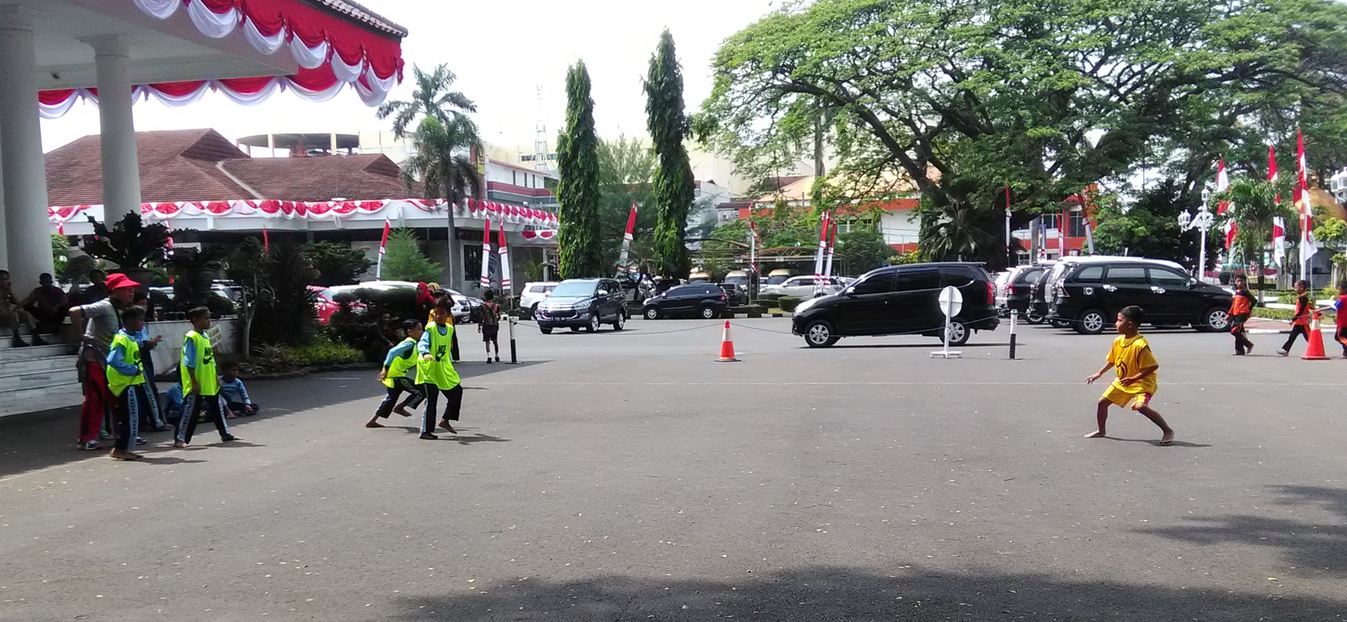 Puluhan Siswa SD Main Bentengan di Pendopo Bupati Serang