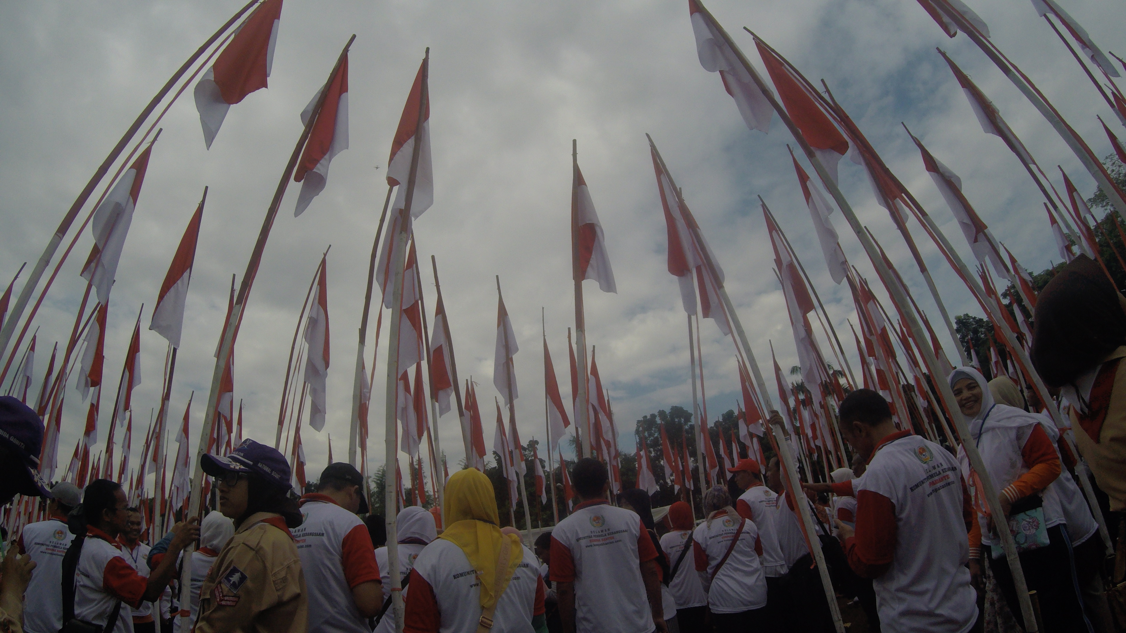 1.008 Pasutri Kibarkan Bendera Merah Putih Masuk MURI
