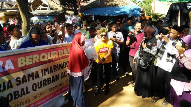 Artis Salurkan Hewan Kurban di Anyer