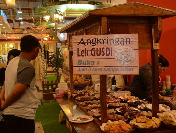 Mencicipi Makanan Rakyat di TangCity Mall