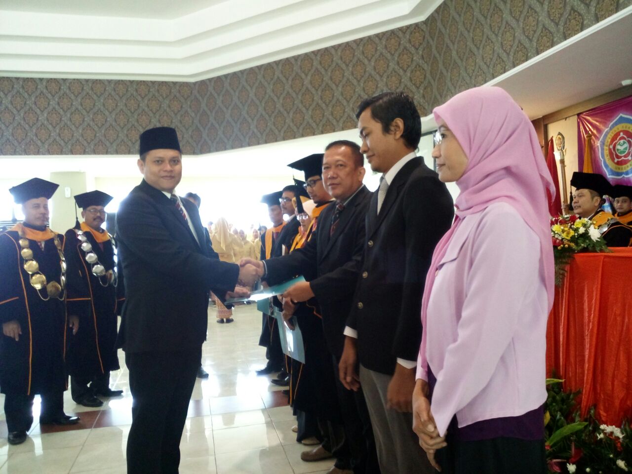 Unsera Beri Beasiswa kepada Delapan Mahasiswa Berprestasi