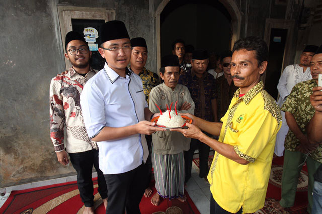 Andika Dapat Kejutan Tumpeng Ultah